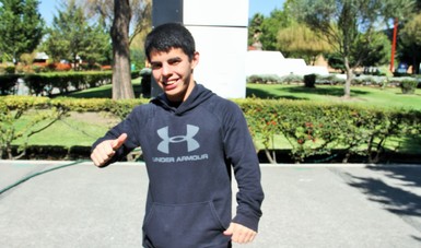 nadador juvenil Raúl “Batman” Gutiérrez Bermúdez