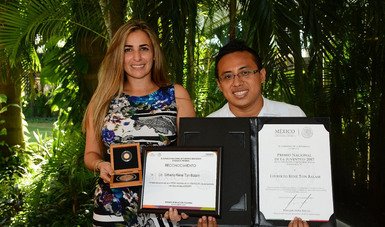 Jessica Saidén Quiróz delegada de Yucatán, felicitó a Gilberto René Tun Balam por su reconocimiento.