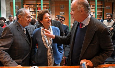 En la Biblioteca de México, la secretaria de Cultura, María Cristina García Cepeda, y el director de la publicación, Enrique Krauze, concretaron la donación 