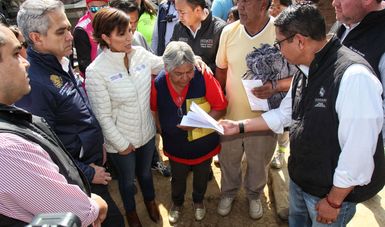 Entrega de tarjetas de Bansefi para la reconstrucción de viviendas afectadas por el 19S en La Magdalena Contreras, CDMX.