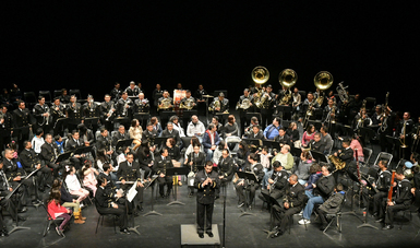 La agrupación dirigida por el teniente de Corbeta, David Pérez Olmedo, fue la encargada con su virtuosismo y técnica de iniciar las actividades del Festival Luces de Invierno