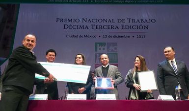 Ganador del PRENAT 2017 recibe su premio de manos del Secretario del Trabajo