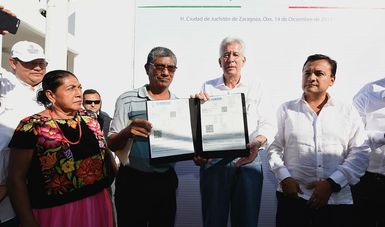 Entregó Gerardo Ruiz Esparza lancha e implementos de trabajo a pescadores de Juchitán

