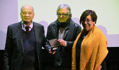 La Cineteca Nacional y Fundación Carmen Toscano concedieron este reconocimiento al cinefotógrafo mexicano, cuya trayectoria abarca cinco décadas 