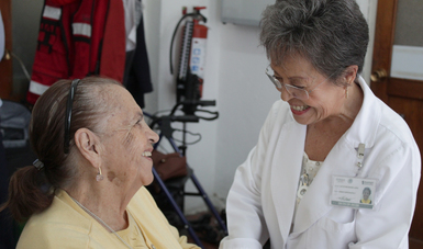 Dra. Luz Esther Rangel, coordinadora de la Clínica de la Memoria brinda calidez en la atención a sus pacientes.