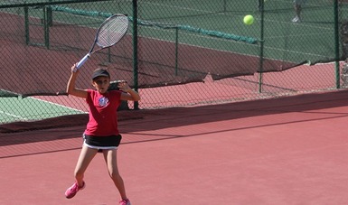 Con 14 años de edad, Julia García es la tenista número uno en su categoría en el ranking nacional