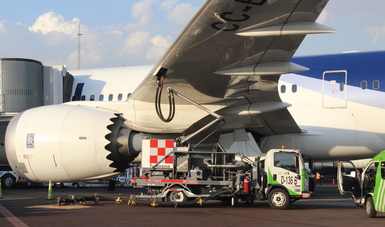 Vehículo despachador de combustibles de aviación  de ASA abasteciendo a aeronave