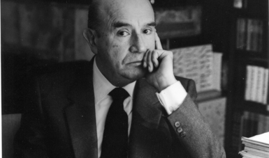 Nacido en Atoyac, Jalisco, el 19 de enero de 1918, José Luis Martínez cursó la carrera de letras españolas en la Facultad de Filosofía de la Universidad Nacional Autónoma de México