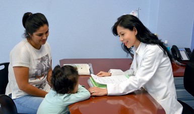 Atención médica a un infante.