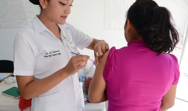Enfermera vacunando.