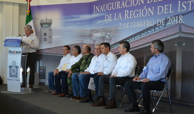 Funcionarios del sector aeronáutico en el presídium, durante la inauguración del Aeropuerto de Ixtepec, en Oaxaca