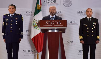 Tres personas de pie, al centro el Comisionado Nacional de Seguridad, Renato Sales Heredia.