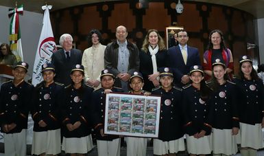 Fotografía con las autoridades que encabezaron el Sorteo Mayor acompañados de las niñas y los niños gritones de Lotería Nacional, sosteniendo la versión ampliada del billete. 