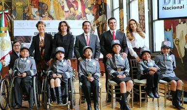 Fotografía del Lic. Eugenio Garza con autoridades del evento y las niñas y niños gritones. 