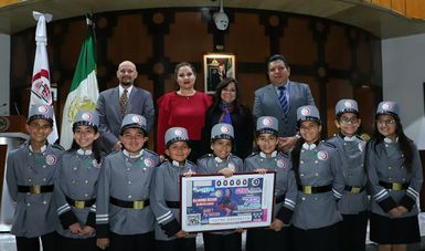 Fotografía con las autoridades que encabezaron el evento con las niñas y niños gritones de Lotería Nacional. 