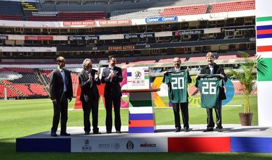 Grupo de personas, entre ellos el Secretario de Gobernación, Alfonso Navarrete Prida, durante la Entrega de Garantías del Gobierno Federal para la Candidatura de la Copa del Mundo 2026