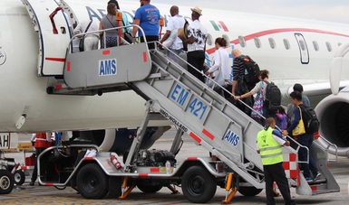 Pasajeros abordando avión de la aerolínea Aeroméxico
