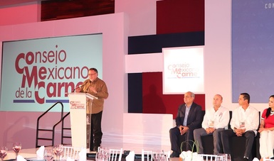 El director en jefe del Servicio Nacional de Sanidad, Inocuidad y Calidad Agroalimentaria (SENASICA), Enrique Sánchez Cruz, durante su participación en la 34 Convención Anual de la Industria Cárnica.