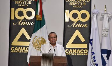 El Secretario de Gobernación, Alfonso Navarrete Prida, de pie hablando al micrófono.