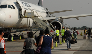 Pasajeros abordando avión de la aerolínea Volaris