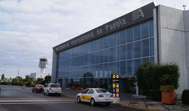 Entrada principal del edificio terminal del aeropuerto Hermanos Serdán de Puebla