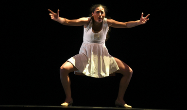 A nivel estético, Juana in a million es una puesta en escena de teatro físico y de corte minimalista