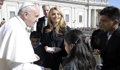 Angélica Rivera, niñas y niños del Hospital Infantil de México "Federico Gómez", visitaron al Papa Francisco.