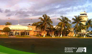 Pista de aterrizaje y fachada del edificio terminal del aeropuerto de Puerto Escondido