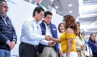 Entrega de apoyos por parte del Srio. de la STPS, Roberto Campa Cifrián y el Gobernador de Tamaulipas, Francisco Javier Cabeza de Vaca.
