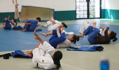 Judocas mexicanas trabajan para mejorar técnicas de combate.