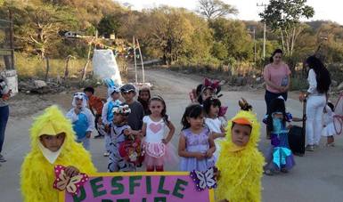 Participan niñas y niños de Conafe en desfiles por la primavera en Durango.