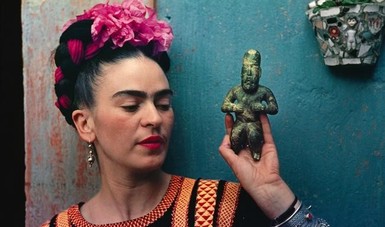 Frida Kahlo a través de la lente de Nickolas Muray, está integrada por retratos a color y en blanco y negro, que captan a la pintora en su vida cotidiana