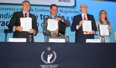 Titulares de la STPS, PROFEDET, CNDH, y JFCA muestran el Convenio de Colaboración firmado.