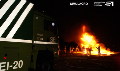 Personal del SEI durante el Simulacro nocturno de incendio de aeronave en el Aeropuerto Internacional de Puebla