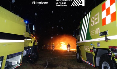 Práctica nocturna de bomberos del Aeropuerto Internacional de Puebla