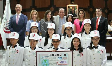 Fotografía de las autoridades que encabezaron el sorteo superior en compañía de las niñas y niños gritones de Lotería Nacional. 