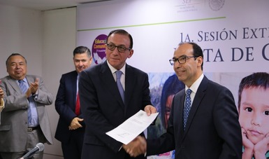 Enrique Torres Rivera recibió de manos del subsecretario de Educación Básica, Javier Treviño, su nombramiento como nuevo director del Conafe.