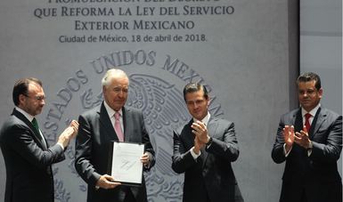 Fortalece el Presidente Enrique Peña Nieto la diplomacia mexicana al firmar el decreto que reforma la Ley del SEM