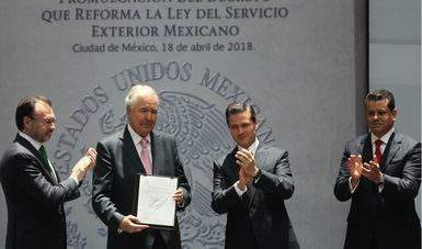 President Peña Nieto Signs Amendments to Foreign Service Law; Strengthens Mexican Diplomacy