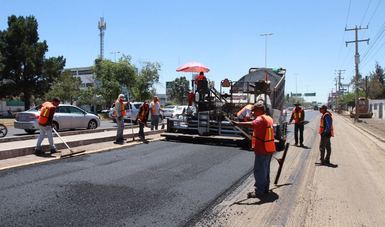Trabajadores del municipio realizan los trabajos de pavimentación.