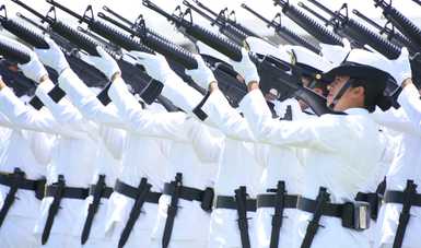 Cadetes de la Heroica Escuela Naval Militar y de la Escuela Médico Naval en jura de bandera
