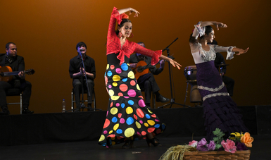 Elogian a la mujer con baile y cante flamenco