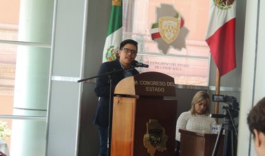 Gustavo Soto del Hierro, ex líder para la educación comunitaria y ex becario del Conafe en esta entidad, ahora director del Telebachillerato Estatal “Puerto Palomas”, Chihuahua; obtuvo la Medalla al Mérito Educativo.