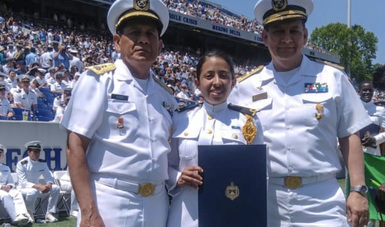 Guardiamarina Diana Laura Vázquez Arreola egresada de la carrera de Ingeniería en Electrónica en la Academia Naval de Annapolis de los Estados Unidos de América (USNA).