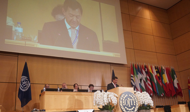 El Secretario Roberto Campa Cifrián leyendo su discurso frente al Pleno de la Conferencia Internacional del Trabajo 2018