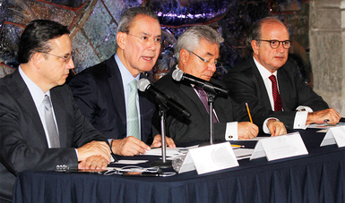 Imagen: Integrantes del Inifed y de la Autoridad Educativa Federal en la Ciudad de México en el salón Hispanoamericano de la SEP
