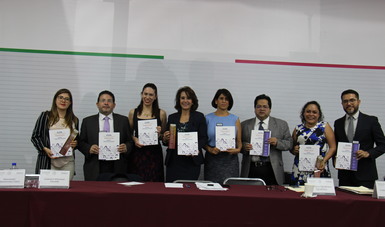 Funcionarias y funcionarios públicos mostrando la  Guía para la Atención de la Violencia Política de Género en la Ciudad de México