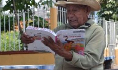 A sus 100 años, papá aprende a leer en el INEA, ahora va por la primaria y secundaria