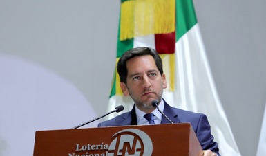 Fotografía del Lic. Eugenio Garza Riva Palacio nuevo  Director General de la Lotería Nacional para la Asistencia Pública en el presídium 