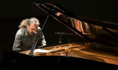 Exitosa presentación del pianista Stefano Bollani en el Cenart